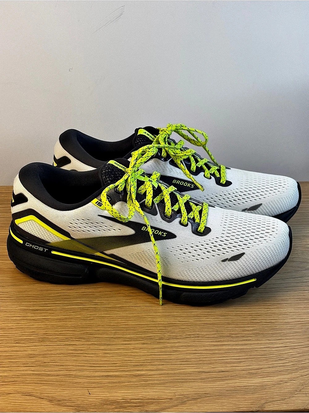Brooks Ghost 15 Athletic Shoes White & Black Womans US 9.5 Like New